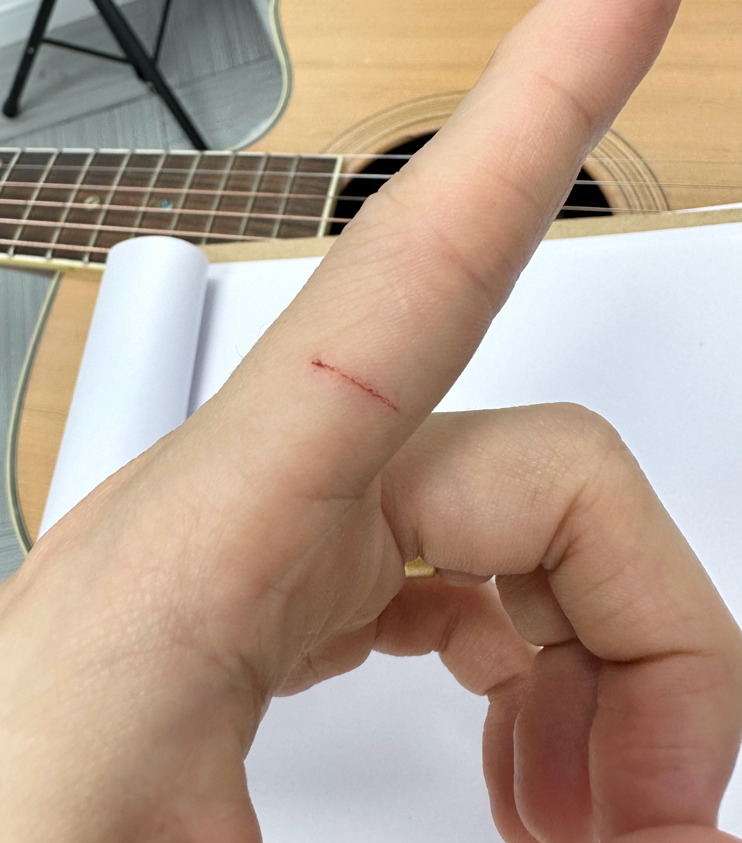 A4纸的边缘真还挺锋利的