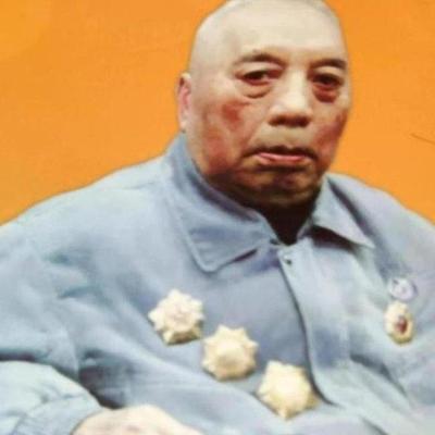 1976年初冬，兰州军区副司令乘坐绿皮火车，前往郑簸了一下，1颗花生米掉在了地上