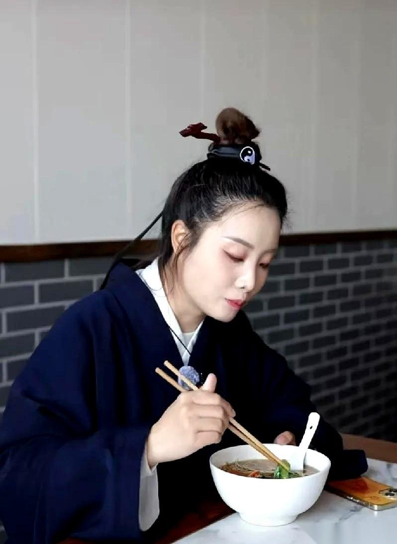 后厨的炒勺颠得震天响，邻桌的小伙正扯着嗓子喊：“这把我必赢！”
热气、油烟、吵闹