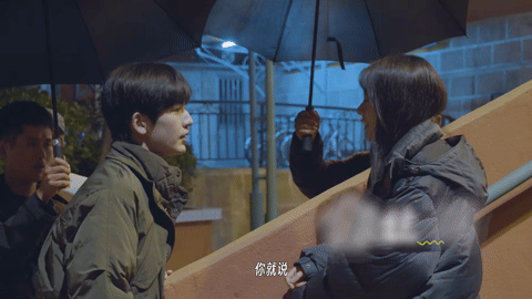 赵今麦教张凌赫涂口红 教张凌赫涂口红时，赵今麦特意放慢了速度，怕他看不清楚，张凌