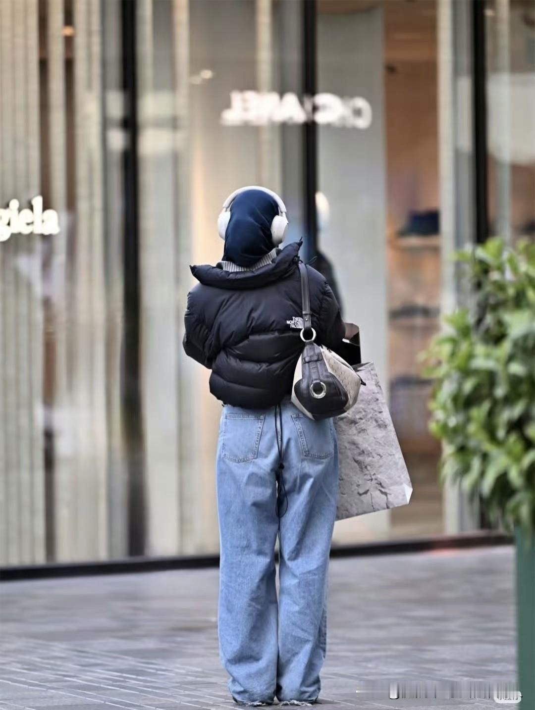 严重怀疑，现在的女装设计师是不是都没见过真正活的女人。

现在的女装到底在搞什么