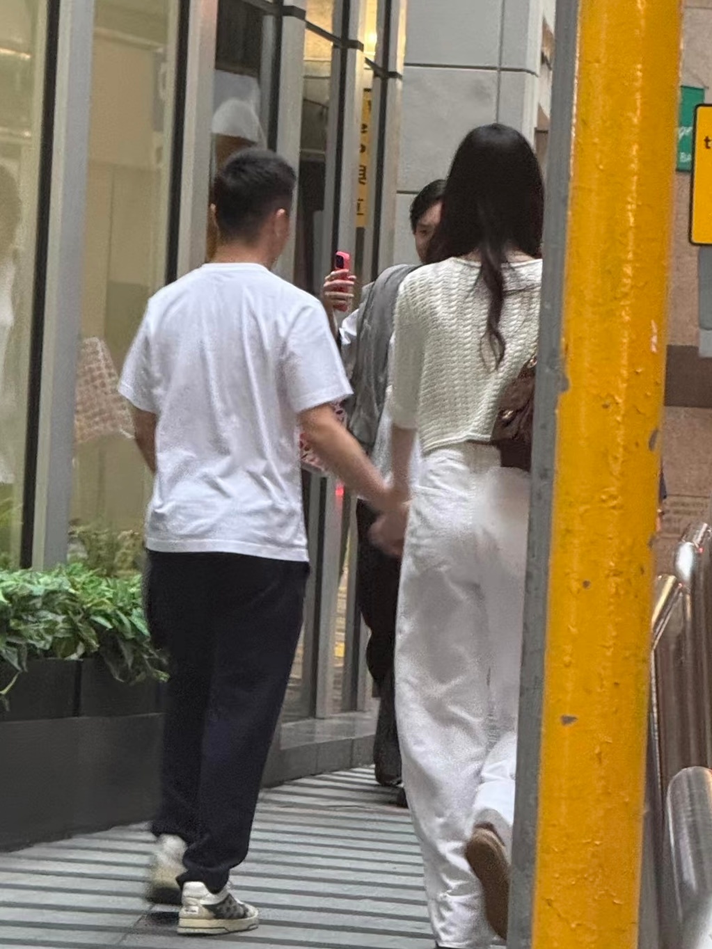 何猷君奚梦瑶街头牵手过七夕七夕偶遇何猷君奚梦瑶牵手逛街 就这样稳稳幸福的小两口 