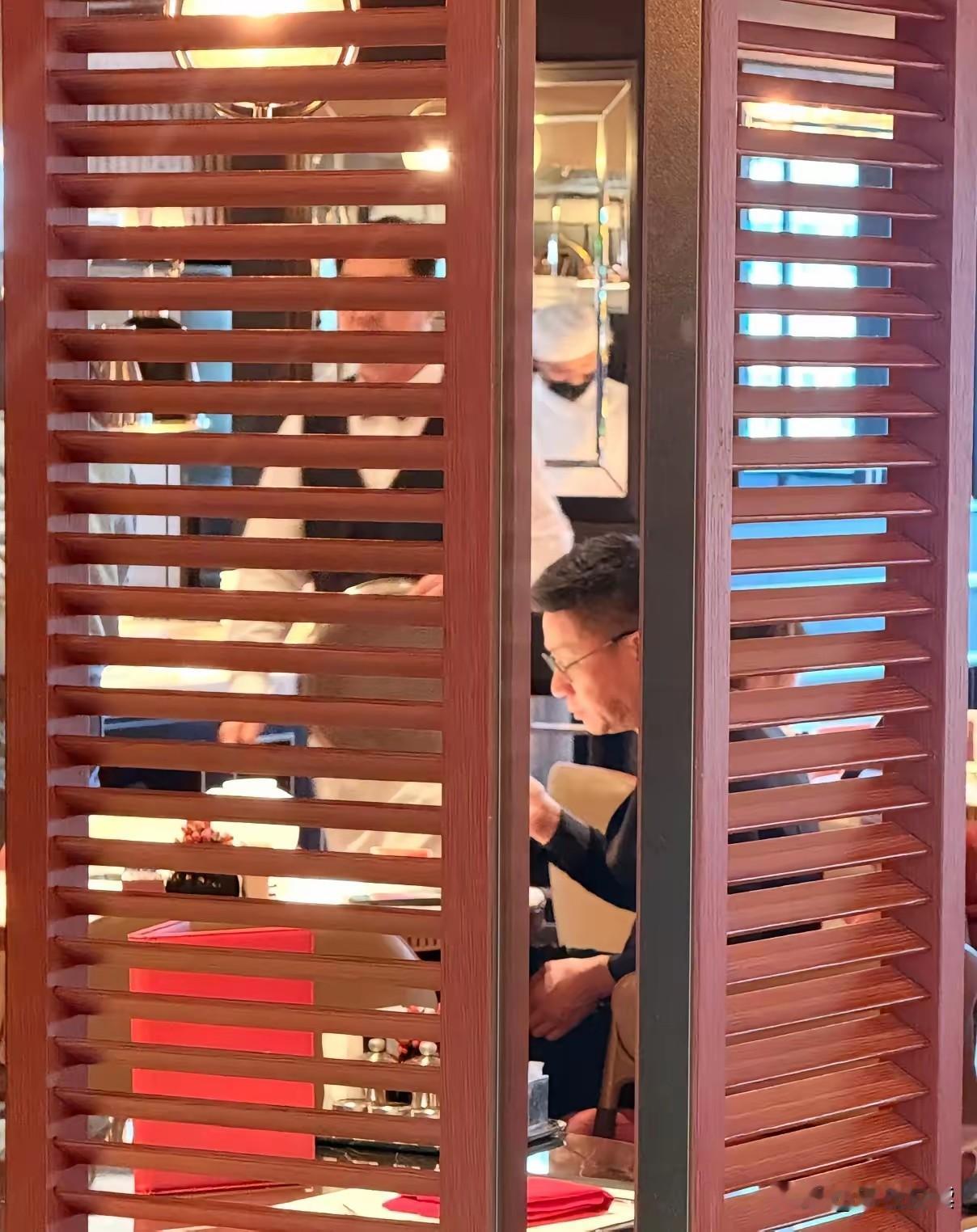 难怪小S打亖不离婚
因为许公子是她的天花板了

有这样低调又吸金又帅气的老公
她