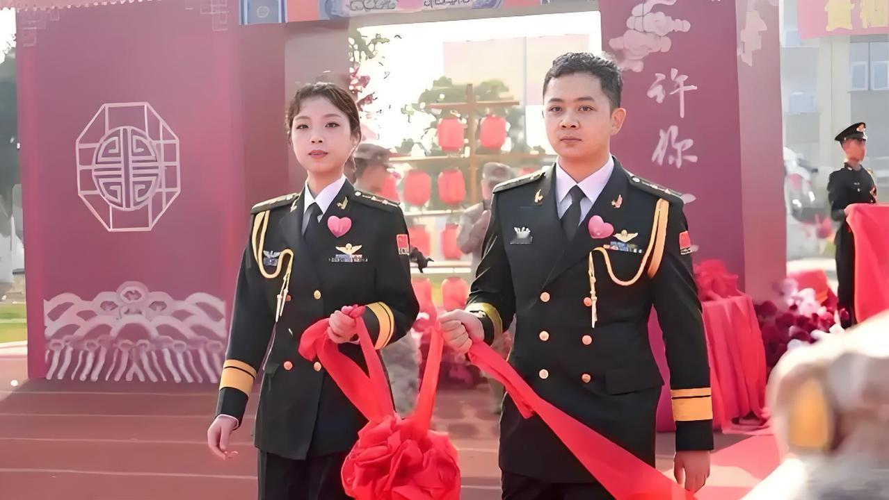 近日，一场特别的集体婚礼在第77集团军某旅温情上演，主角是00后陆军女飞行员杨颖