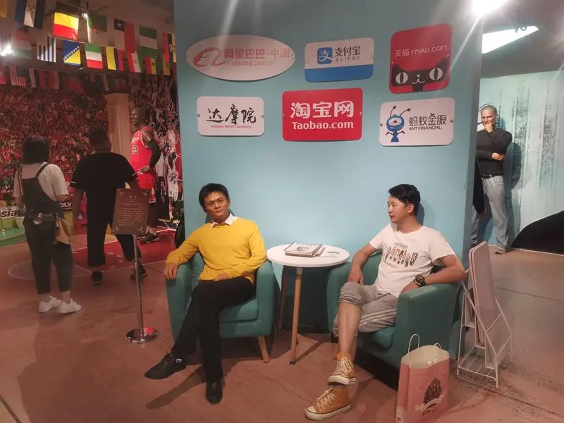 如何客观看待电商发展的利与弊

当下不少人对平台电商存有争议，认为电商冲击实体经