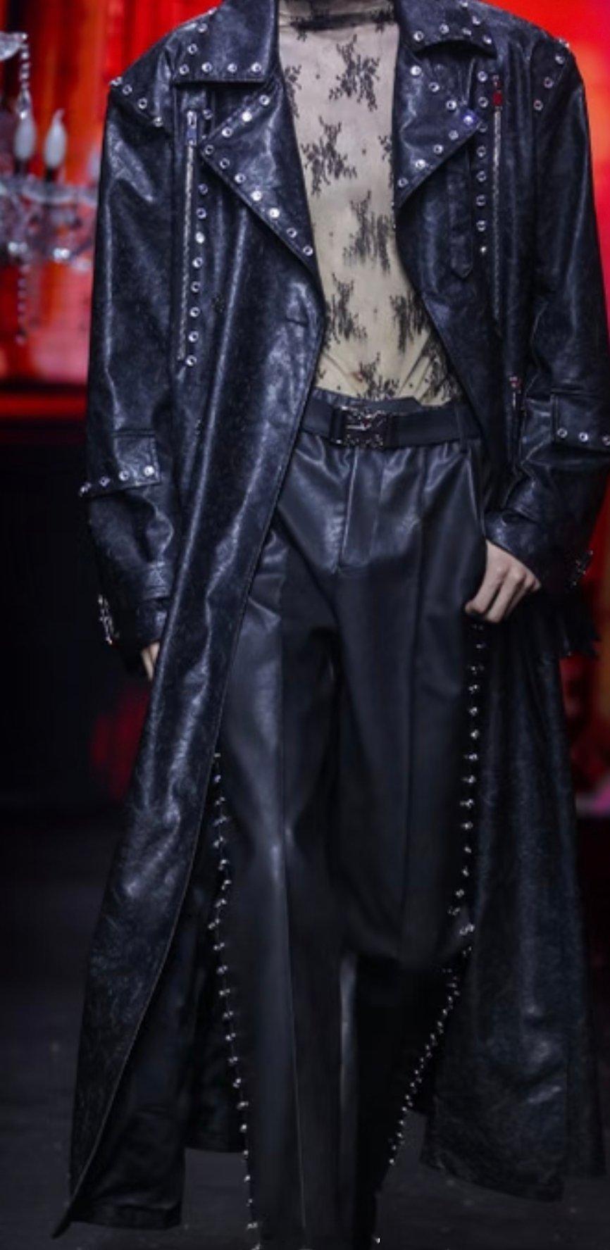 密逃首发许凯同款衣服许凯你怎么不穿同款内搭呢？？？太见外了吧？ 