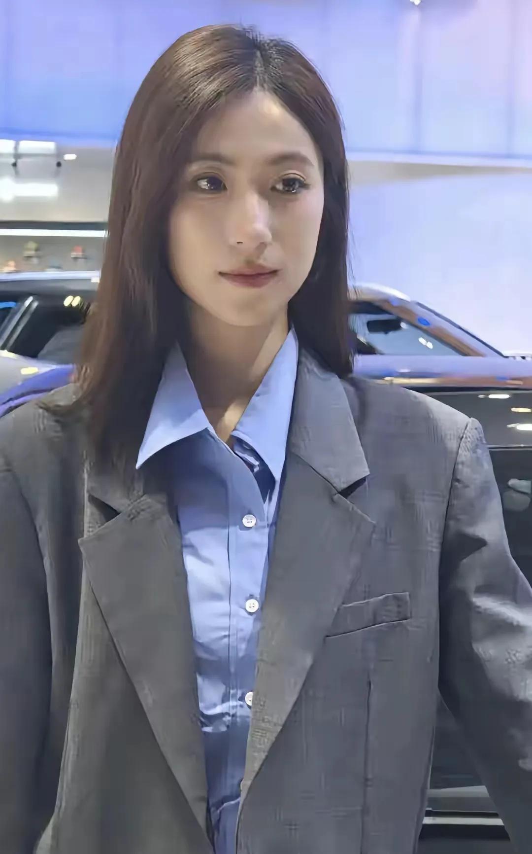 职场干练风，蓝色衬衫配灰色西装，自信满满！💼👠