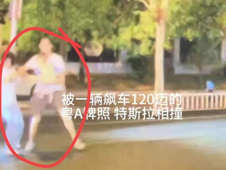 怎么会有如此丧心病狂的人！10月2日，江西景德镇一家三口被一辆粤牌飙速特斯拉撞死