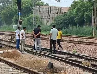 印度女子遭4人强奸后被火车碾断脚

 印度哈里亚纳邦帕尼帕特市近日发生一起令人震