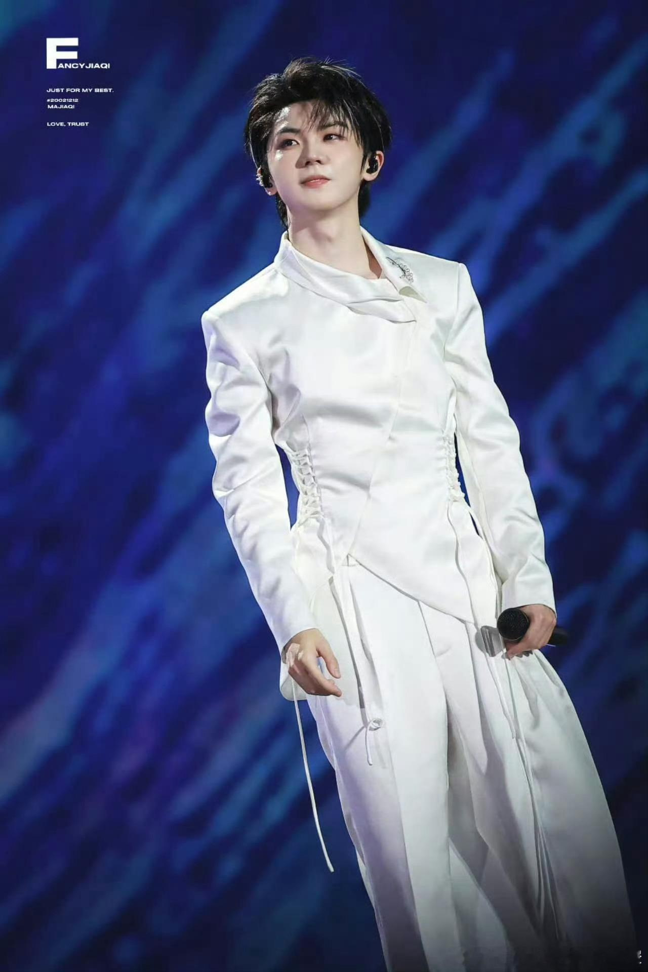 马嘉祺白衣这和求婚有什么区别会弹吉他的小马太帅了吧 