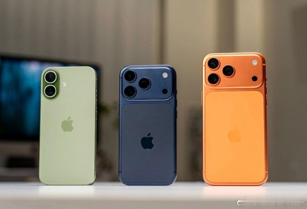 iPhone17实体上手 根据上手体验，iPhone 17在晴朗户外的可读性相比