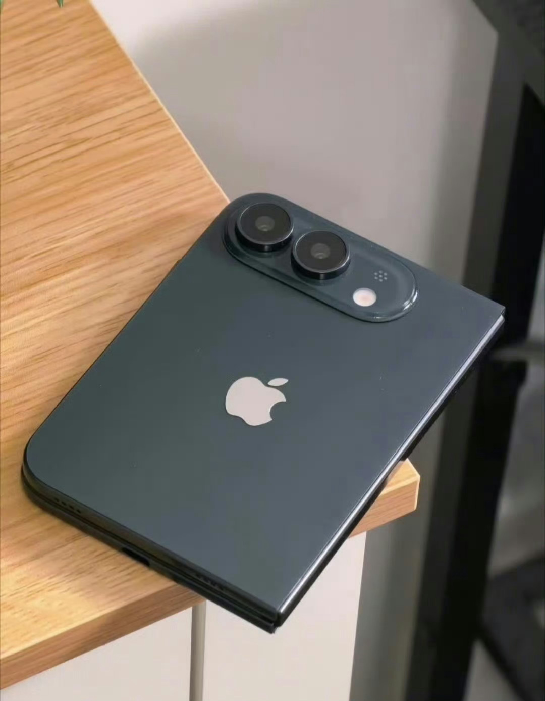 iPhoneUltra和18ProMax对比   二者芯片内存一致，但是iPho