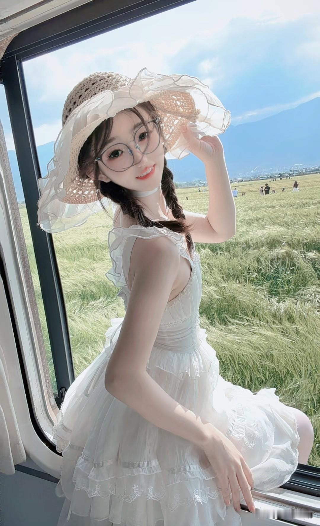 大理的风，终于吹到了麦田里，白裙少女温柔到骨子里