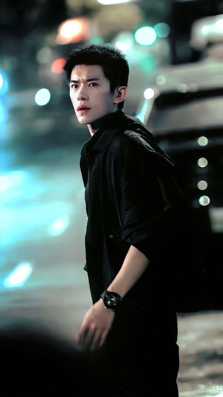 易烊千玺十年前的愿望实现了 看到易烊千玺在《惊蛰无声》里的警察造型，瞬间梦回十年