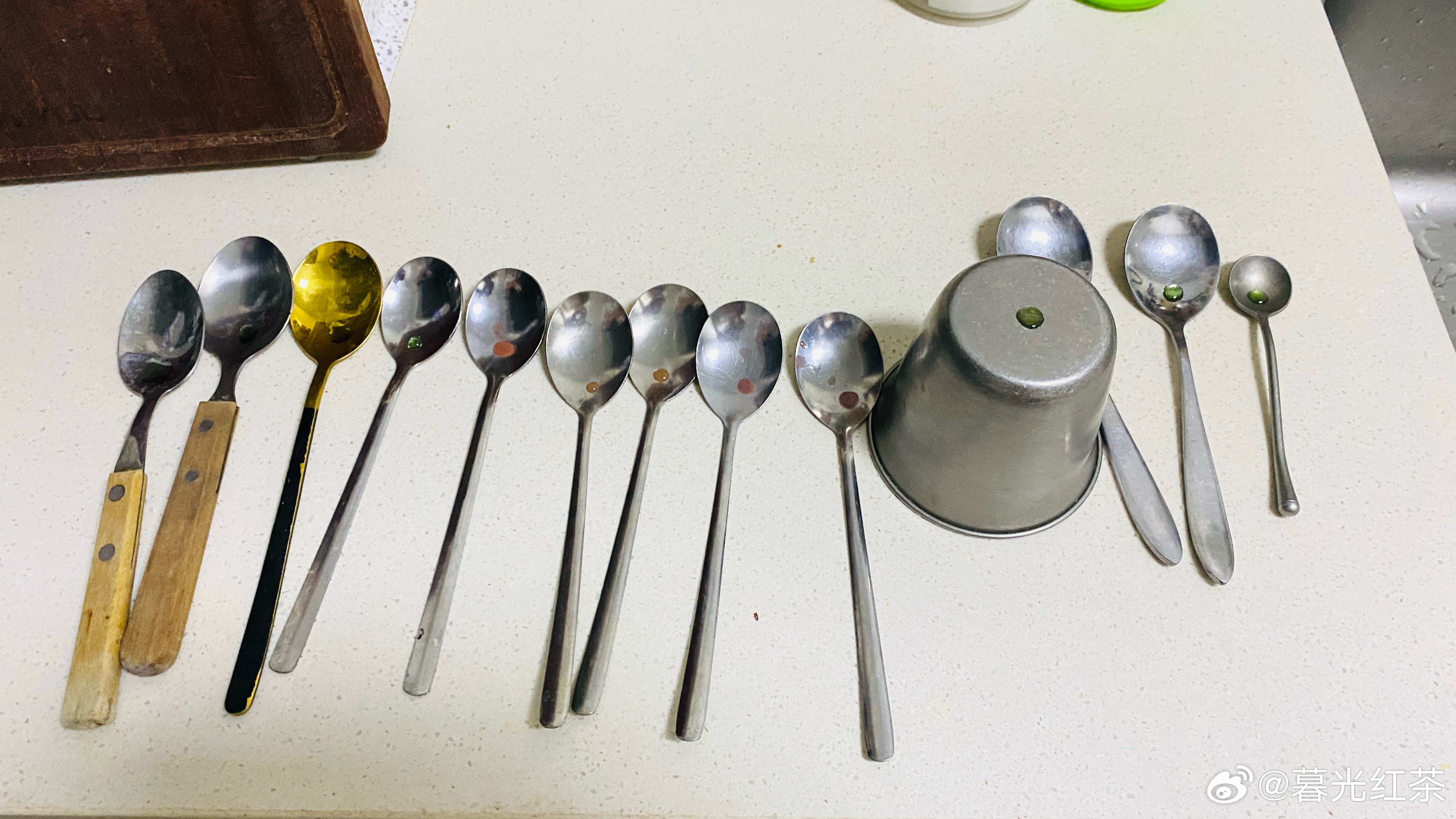 昨天在网上买的不锈钢检测液到了，立马就把家里不锈钢餐具拿出来检测，果不其然，有一