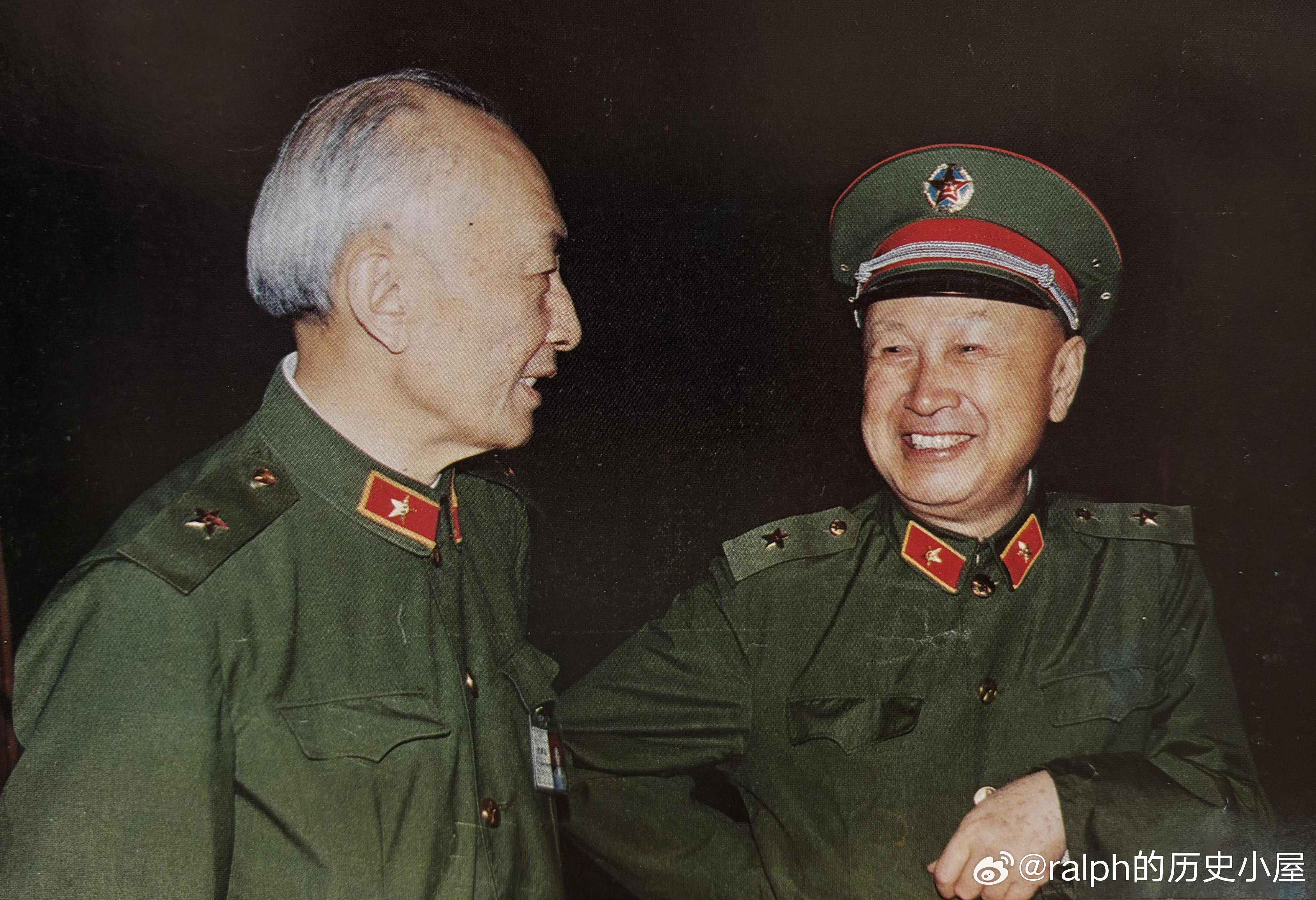80年代钱学森与朱光亚交谈历史影像 ​​​