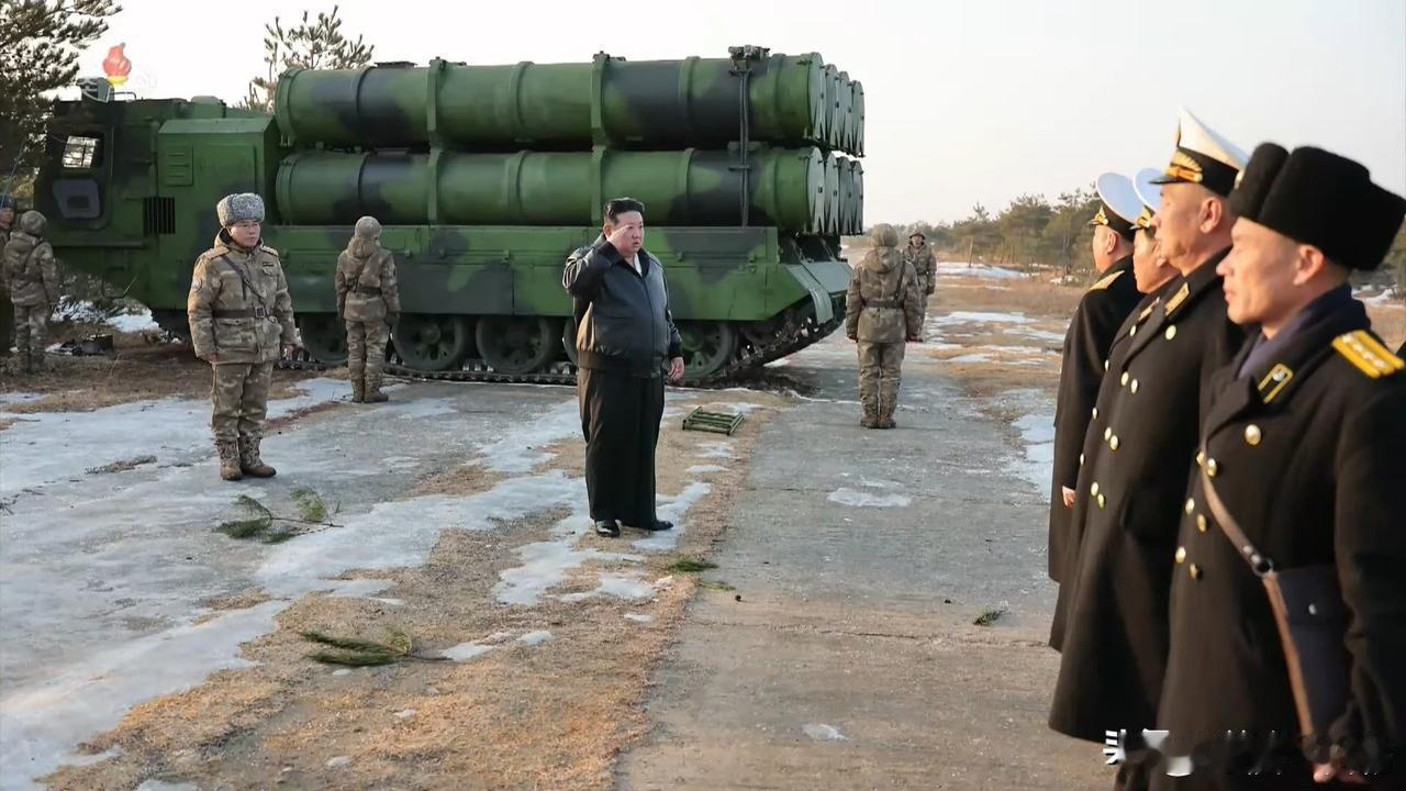 朝鲜领导人金正恩指导朝鲜海军新型“鱼鹰-６”岸舰导弹验收试射 
“鱼鹰-６”岸舰