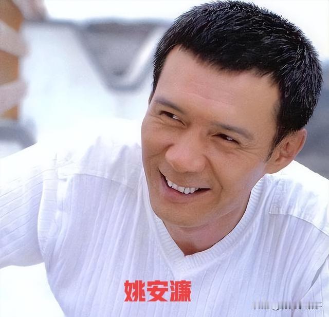 好奇查了一下姚安濂的出身。不查不知道，一查才知道，姚安濂根本不是资源咖，他就是一