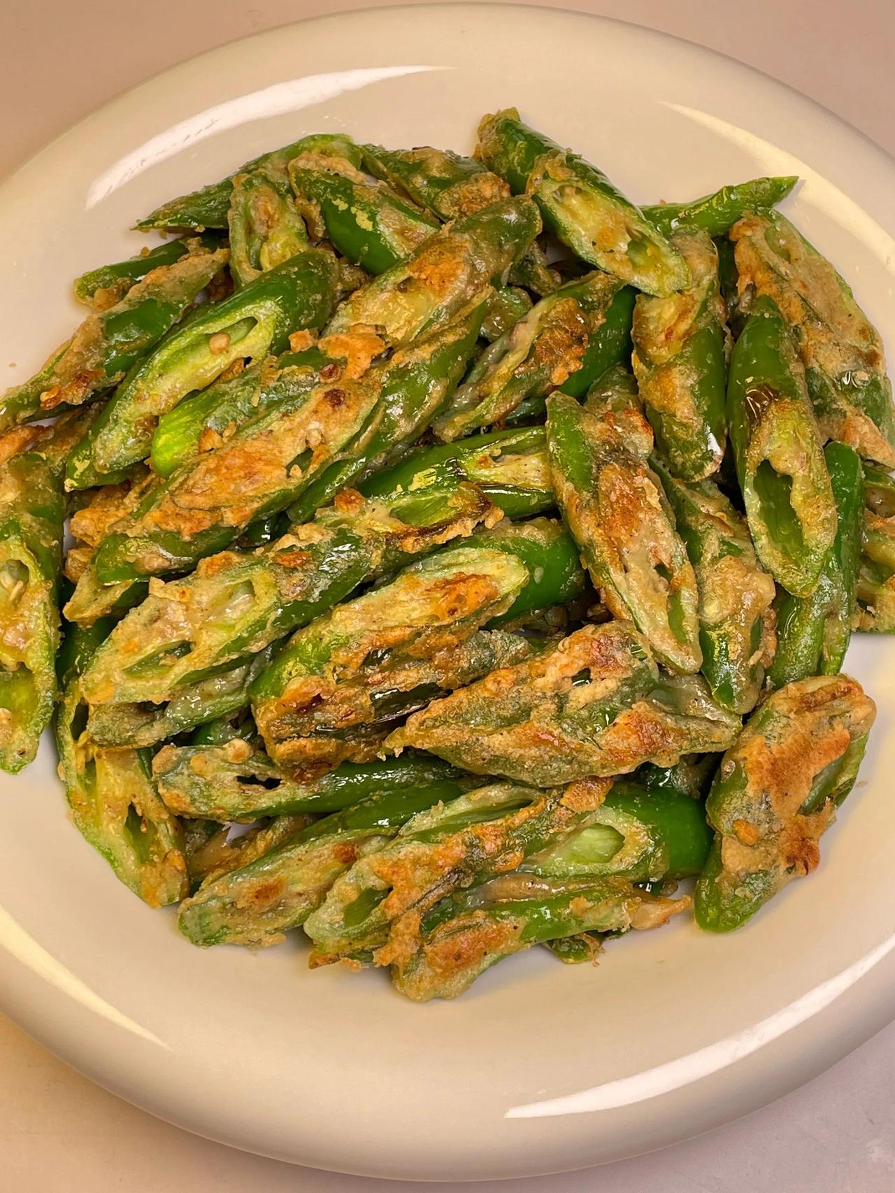 线椒鸡蛋，简简单单好吃的家常菜！
做法：
1、线椒切段打入一个鸡蛋，加一勺十三香