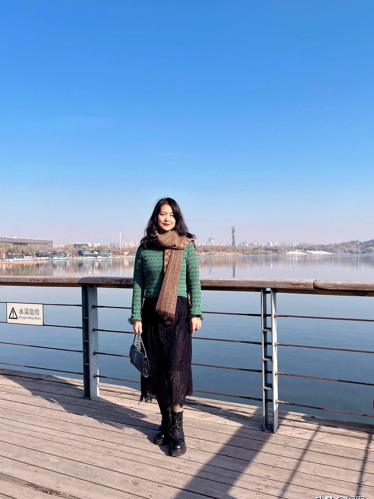 “扔衣服=爽”上热搜！
 

一位博主晒图：买时爽翻天，穿两次吃灰，堆到衣柜炸。