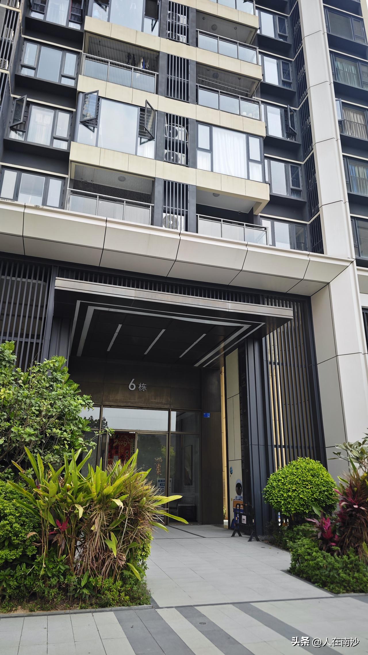 你还别说，虽然凤凰艺术岛曾经暴雷，但是当时设计师冲着高端改善去的，所以楼盘交楼品