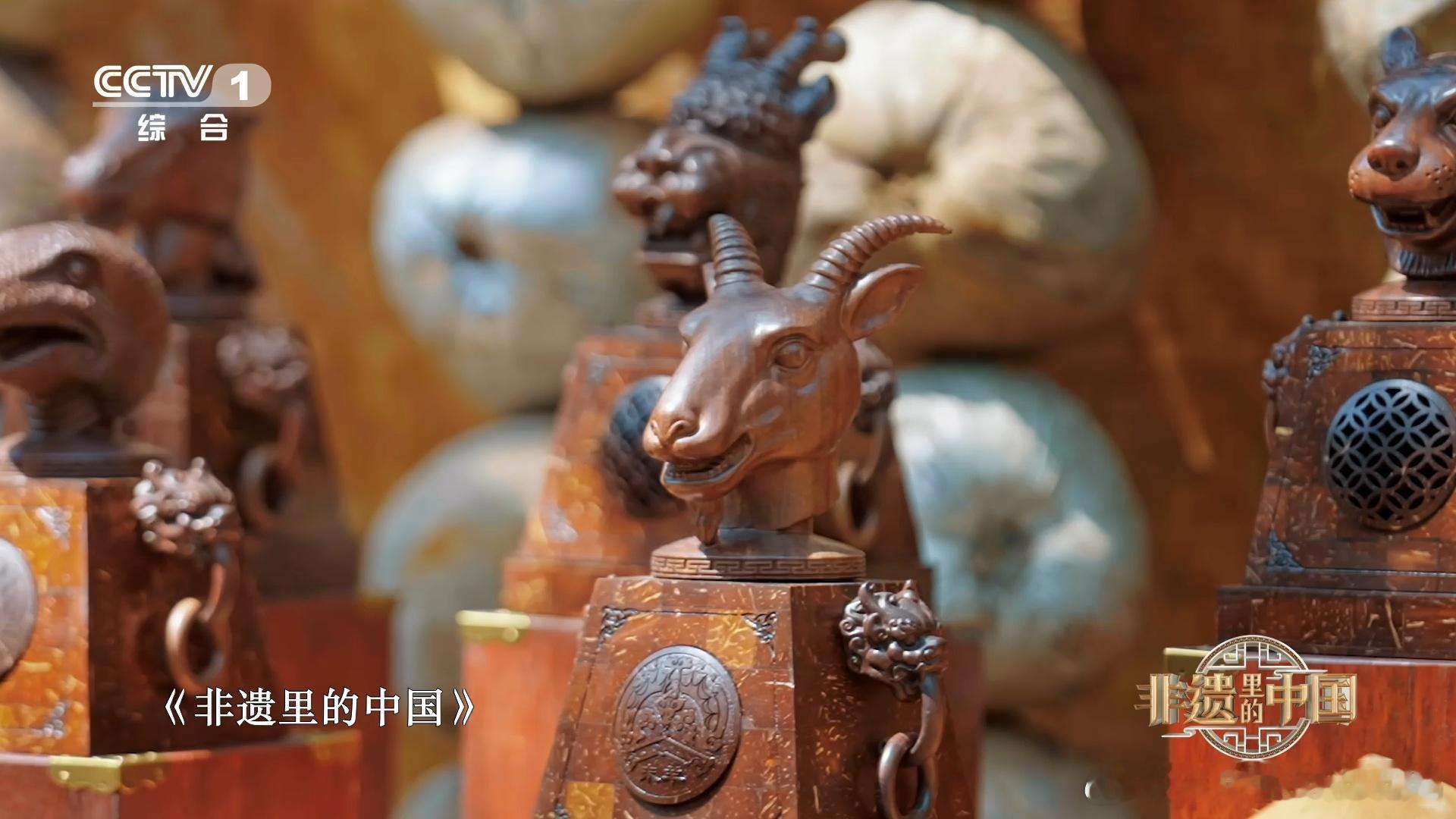 非遗里的中国海南篇踩过黎锦的经纬，听见千年时光在指尖叮咚作响；跟着更路簿的浪花，