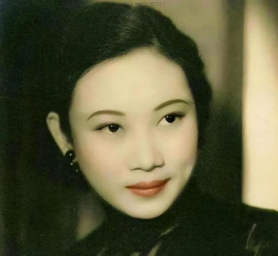 1938年，41岁的戴笠将美女秘书余淑衡带进了卧室，没多大会儿，戴笠给了余淑衡一