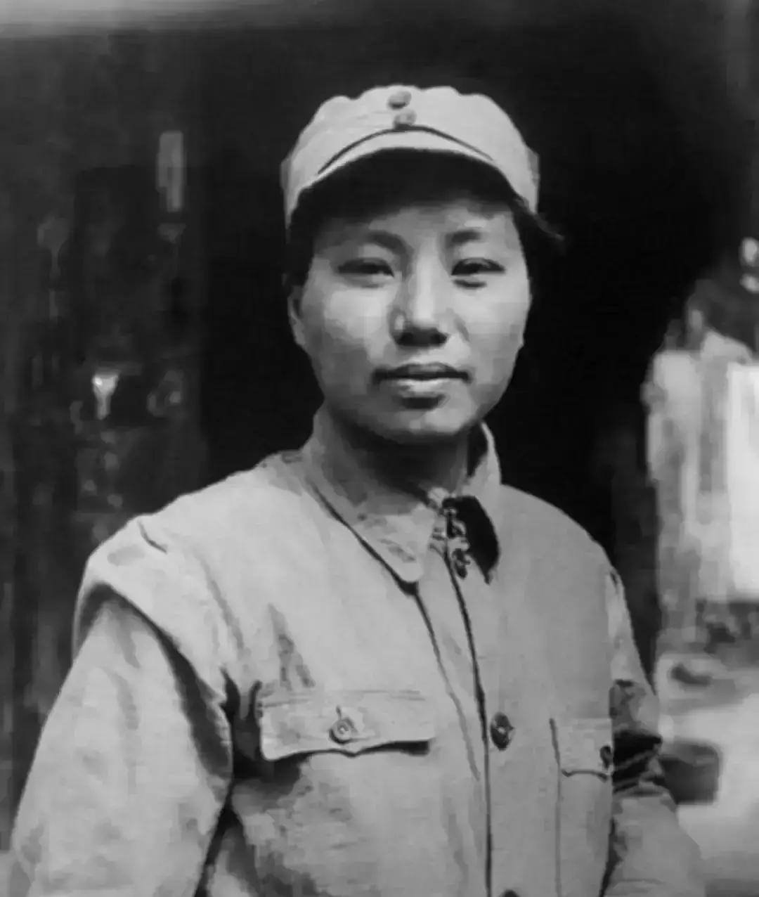 1933年，16岁的李开芬被活埋，这时，政治部主任张琴秋骑马冲了过来，高喊：“她