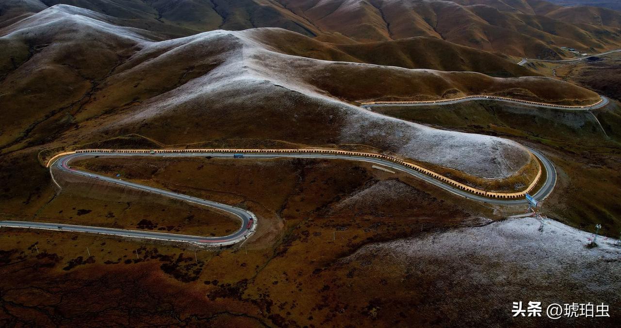 这是在甘南去路上，山下下雨，山上下雪，赶紧停车放无人机拍照。