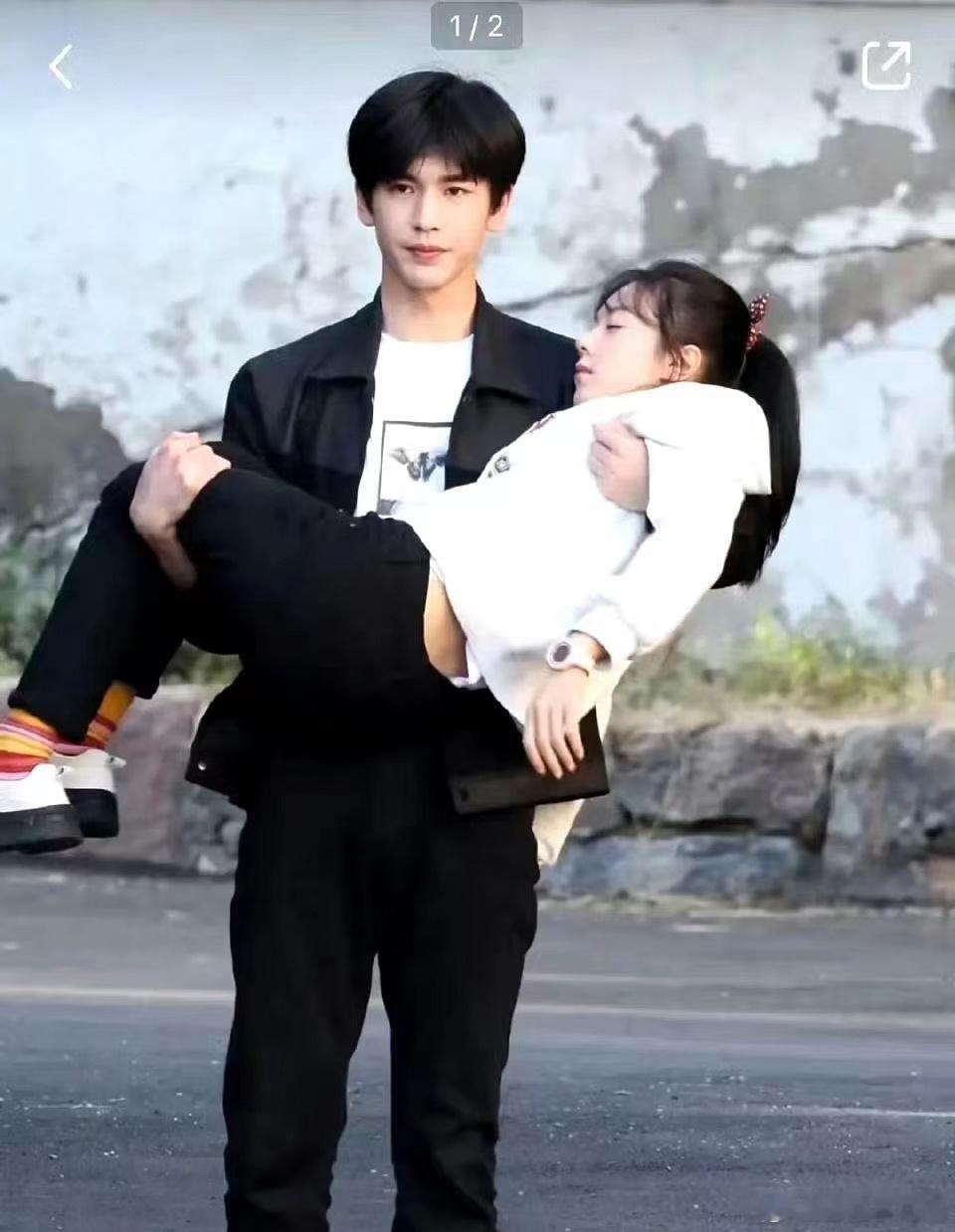 赵今麦被公主抱也太松弛了，毫不在乎美感了，心疼张凌赫 ​​​