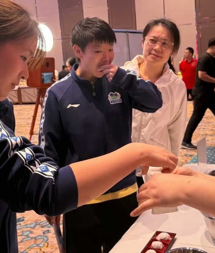 吃着嘴里的看着碗里的