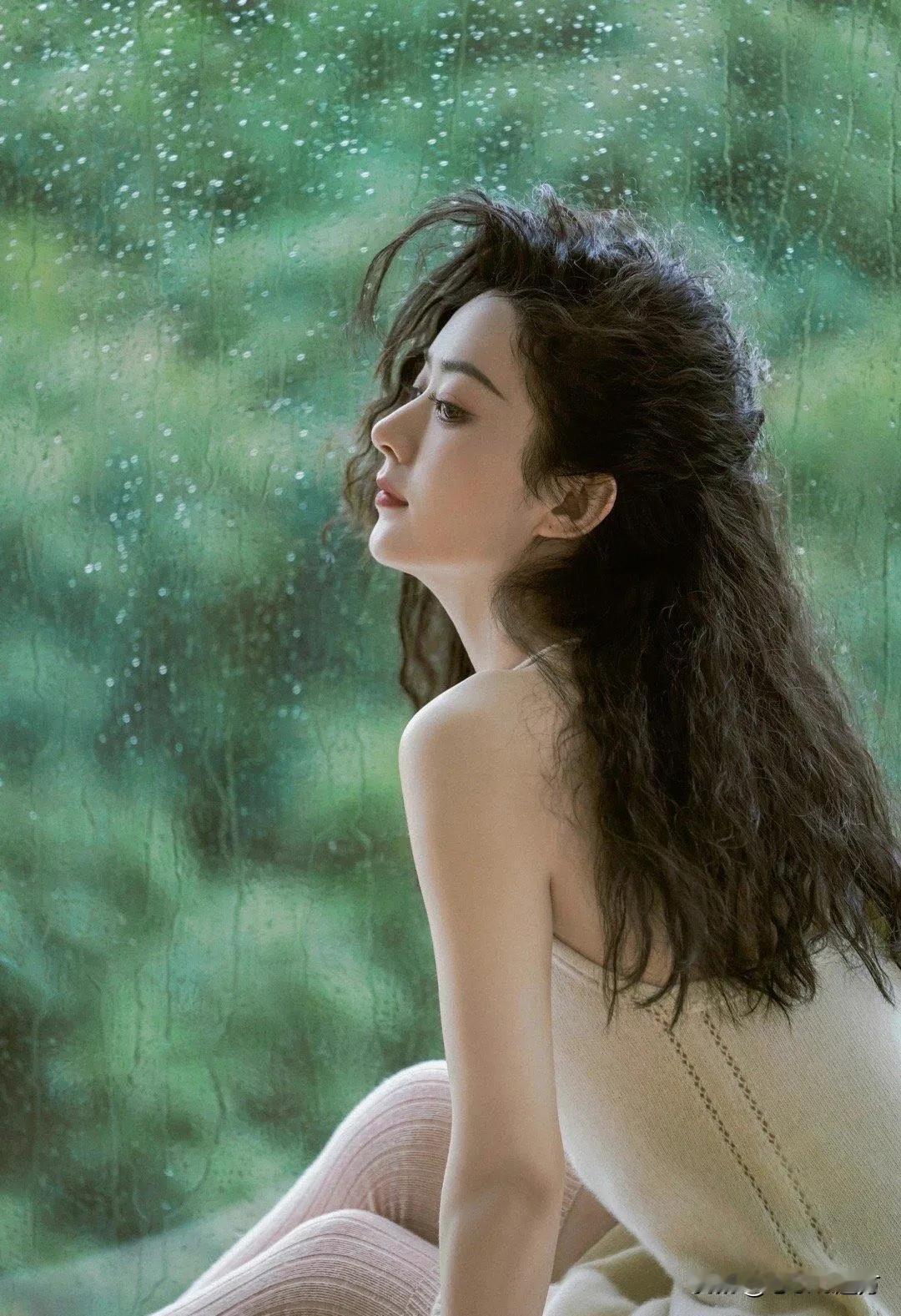赵丽颖的羊毛卷发型太赞了！
#赵丽颖#