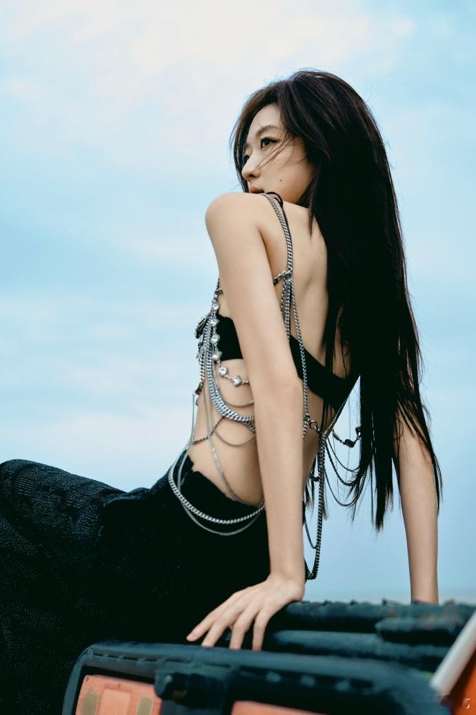 孙千东北女人的韵味谁能拒绝孙千身上这份东北女孩独有的魅力，率真坦荡，松弛热烈。行