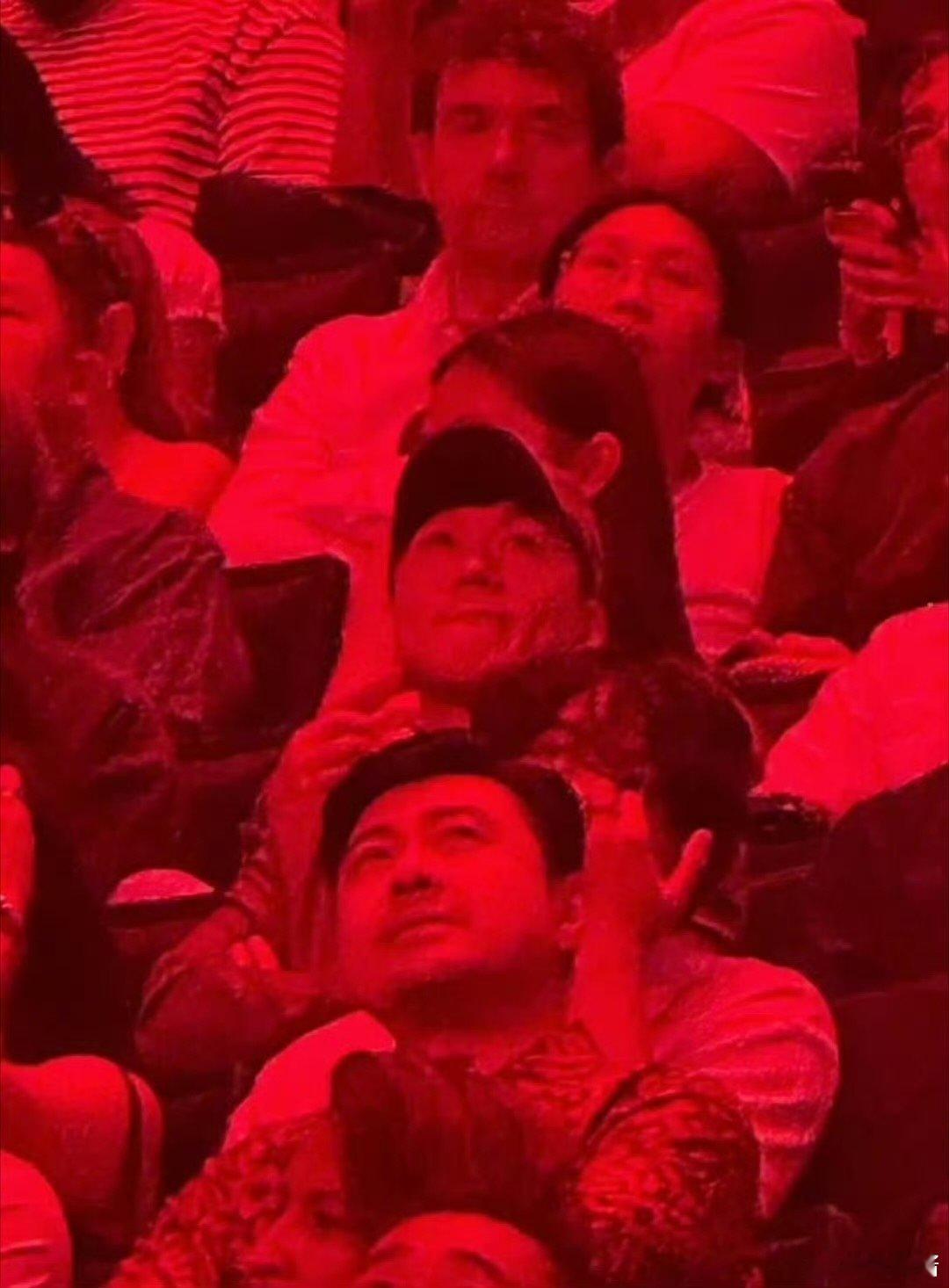 林俊杰七七自拍林俊杰晒与七七自拍林俊杰和七七感情好稳定，林俊杰专程赶来见证七七毕