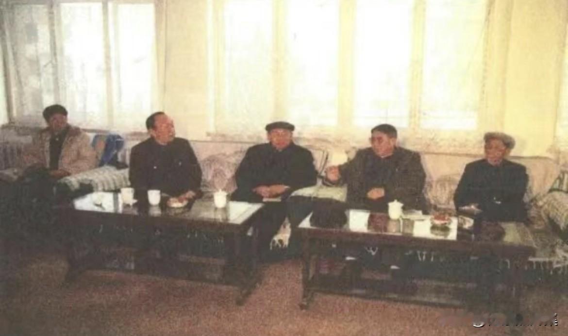 1989年3月，高德占同志在自治区人民政府副主席阿拉坦敖其尔及有关同志的陪同下，