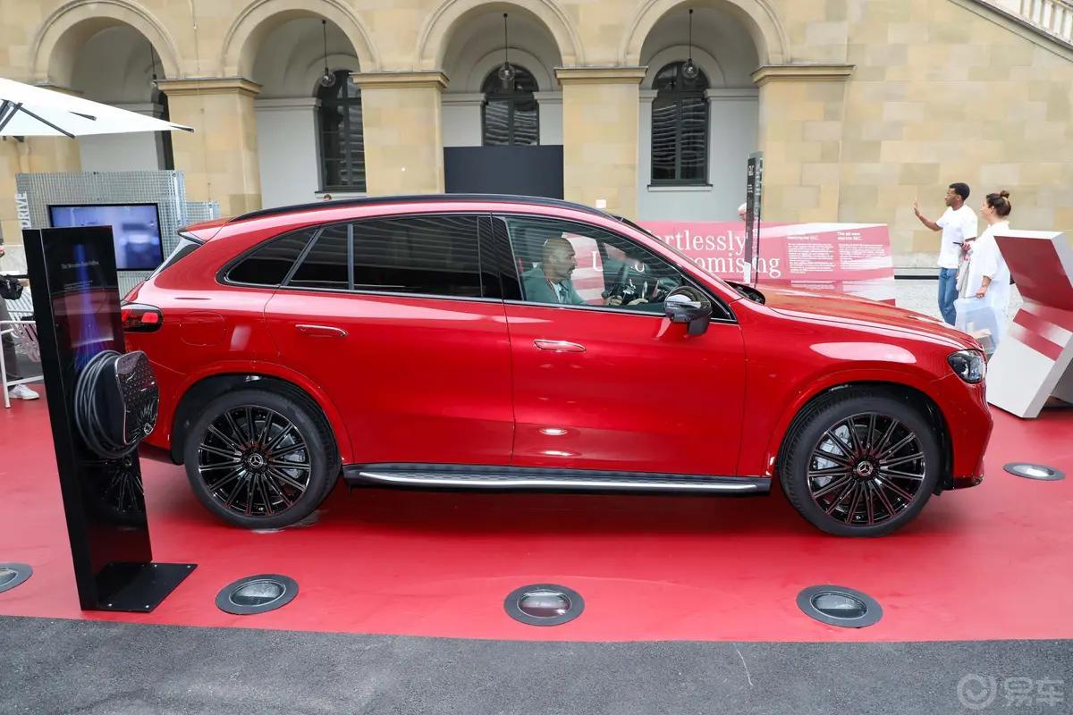 新车 看了看目前欧洲上市的奔驰GLC纯电车型，全部是双电机四驱的，看来奔驰对SU