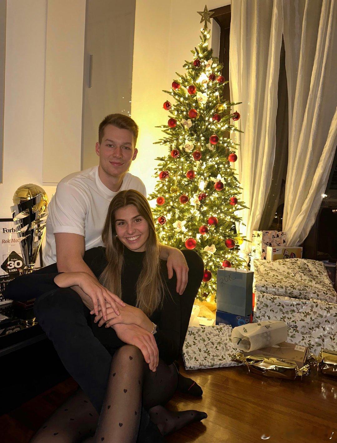 莫子奇的甜蜜圣诞节！男排 用排球的方式打开毕业照