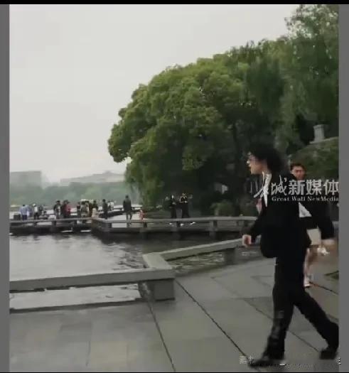 哈哈，太搞笑了！

刚刚，浏览头条视频，一位小伙在太湖边学跳迈克尔•杰克逊的太空