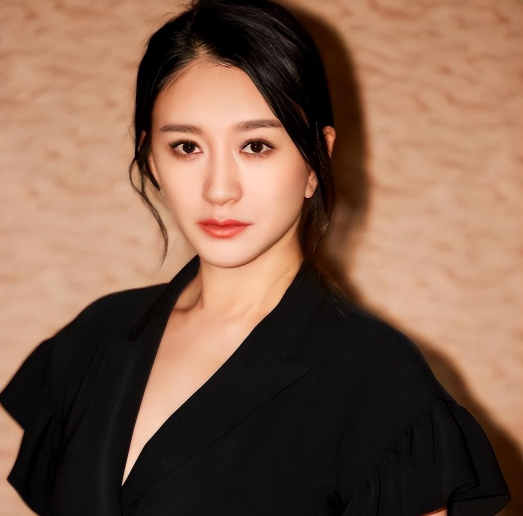 年轻时她是圈内公认的素颜女神，既有美貌又有演技，堪称老天爷赏饭吃。  然而事业一