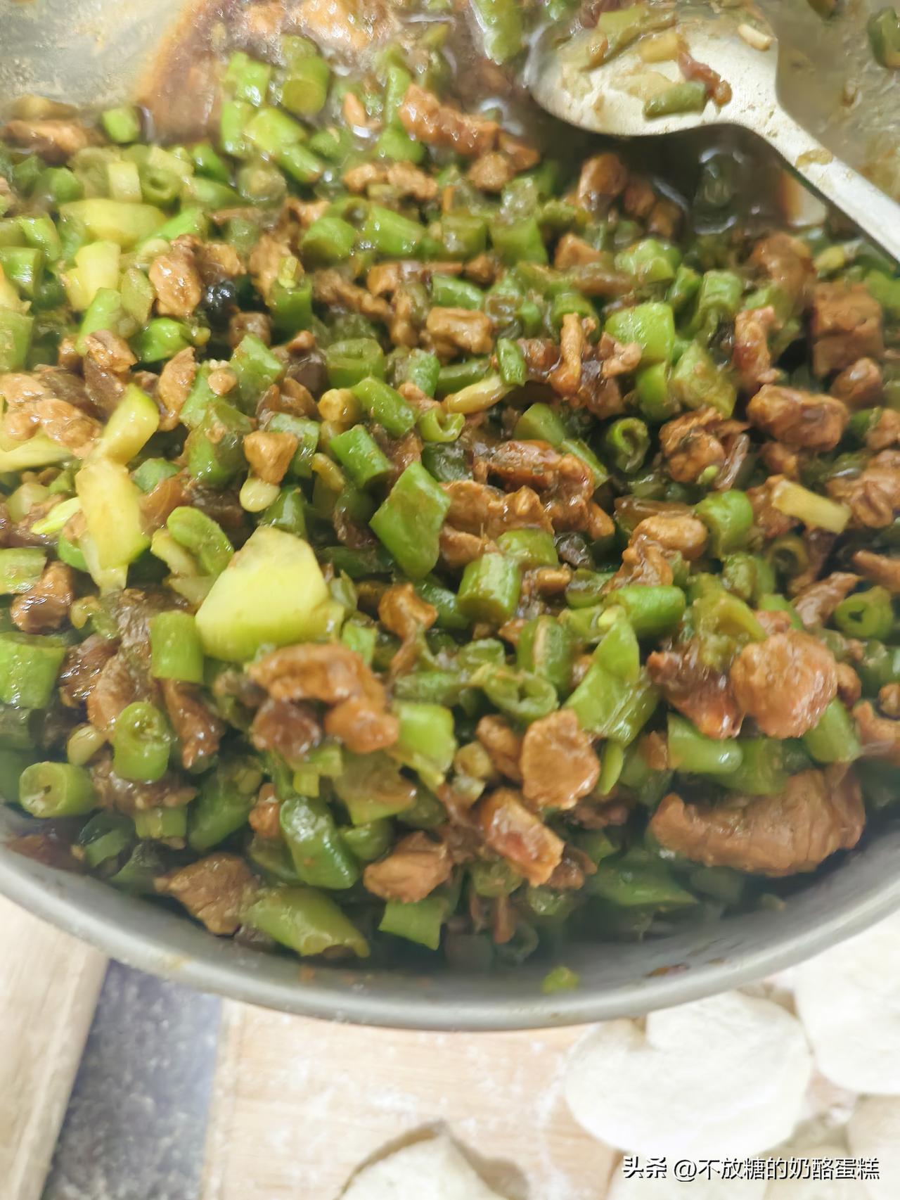 下班刚进单元门，碰上邻居大姐一句
回家包饺子不
这才想起今天头伏应该吃饺子🥟