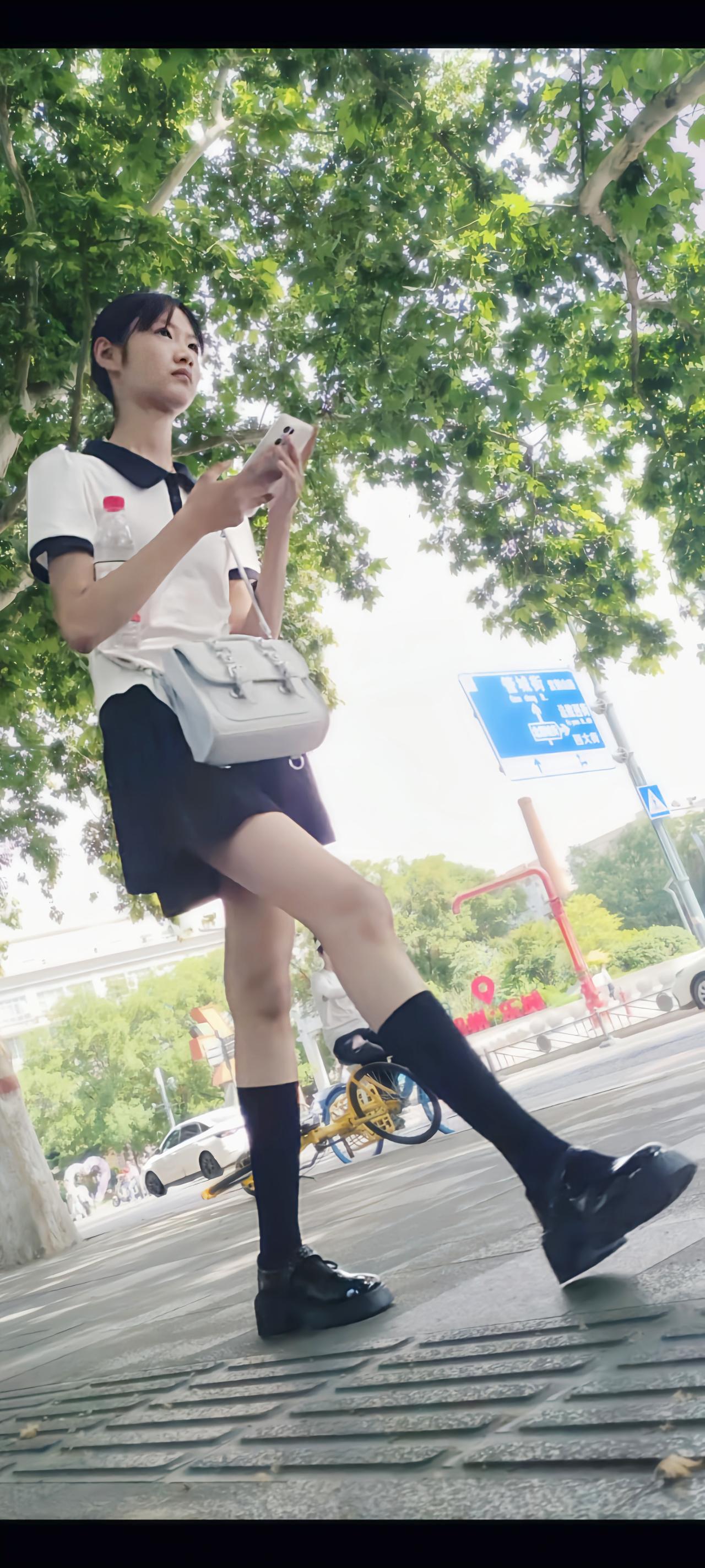 6月骄阳下的女孩们夏日的爱好