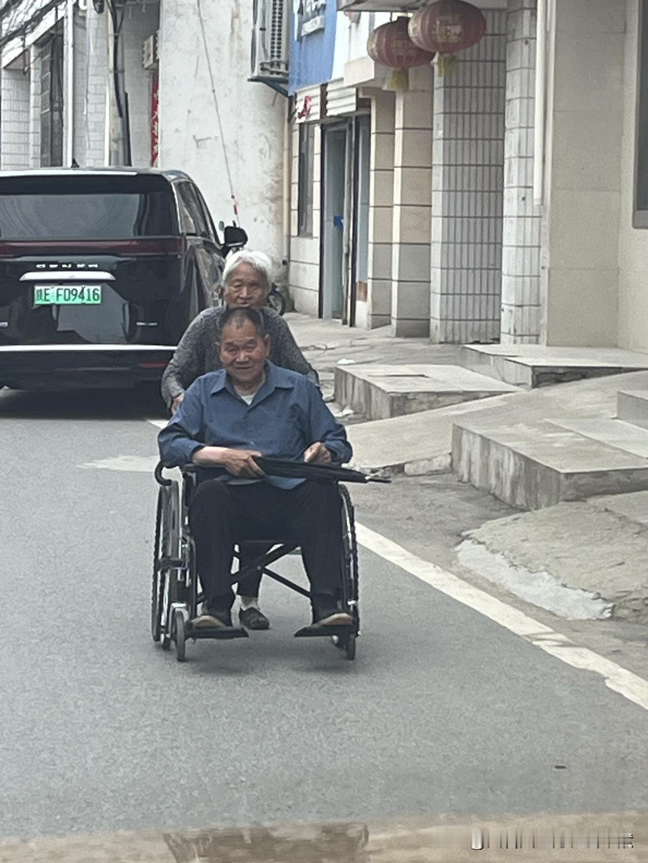 相濡以沫，绝非空口白话，而是用行动来诠释的。它并非是做给他人看的表象，而是深入骨