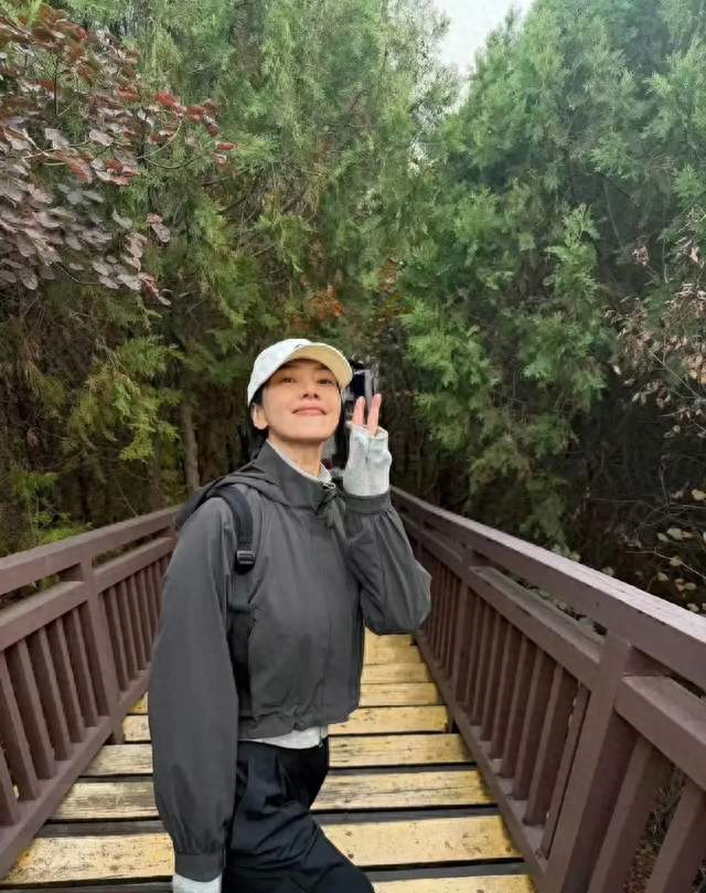 菅韧姿高圆圆爬山照火了：北京的秋，不修图，真喘气儿