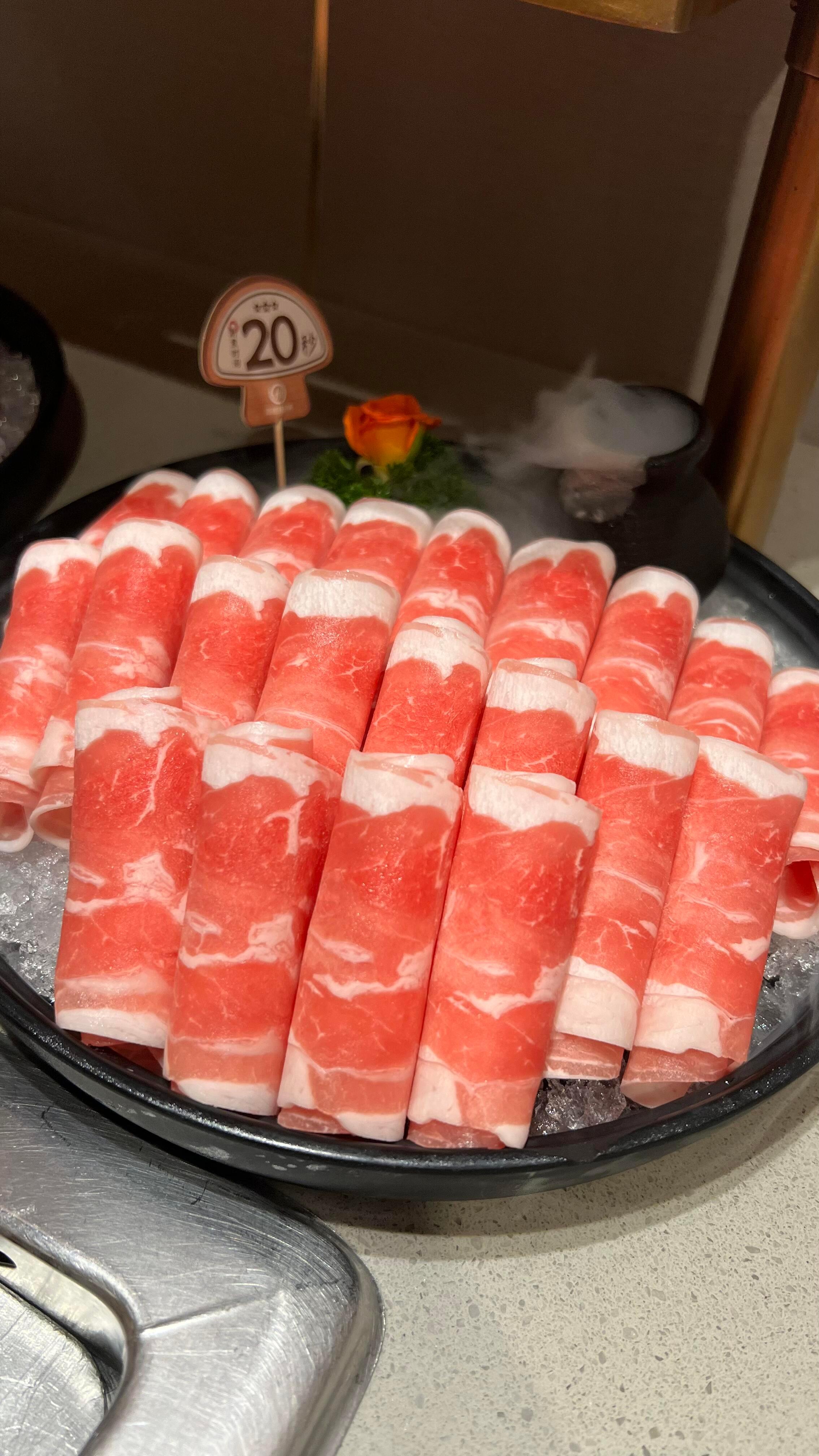 离了海底捞还有谁能这般宠我 浓浓浓菌汤火锅比以前的菌汤锅更加浓郁好喝，点了一个骨