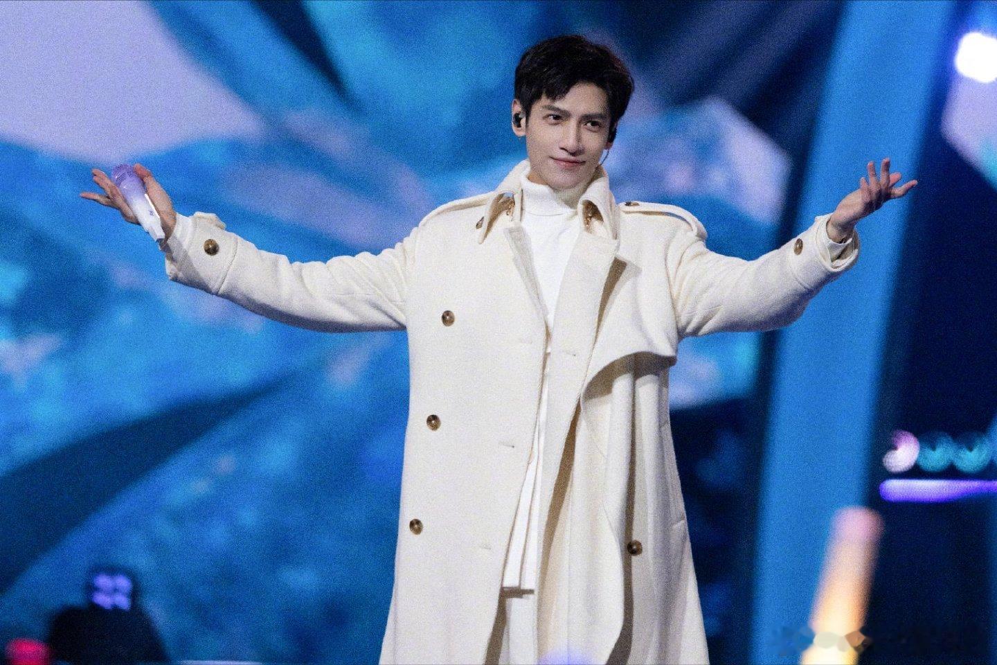 罗云熙好一张国泰民安的脸春晚 被罗云熙的《立上游》造型狠狠戳中！首登春晚的他身着