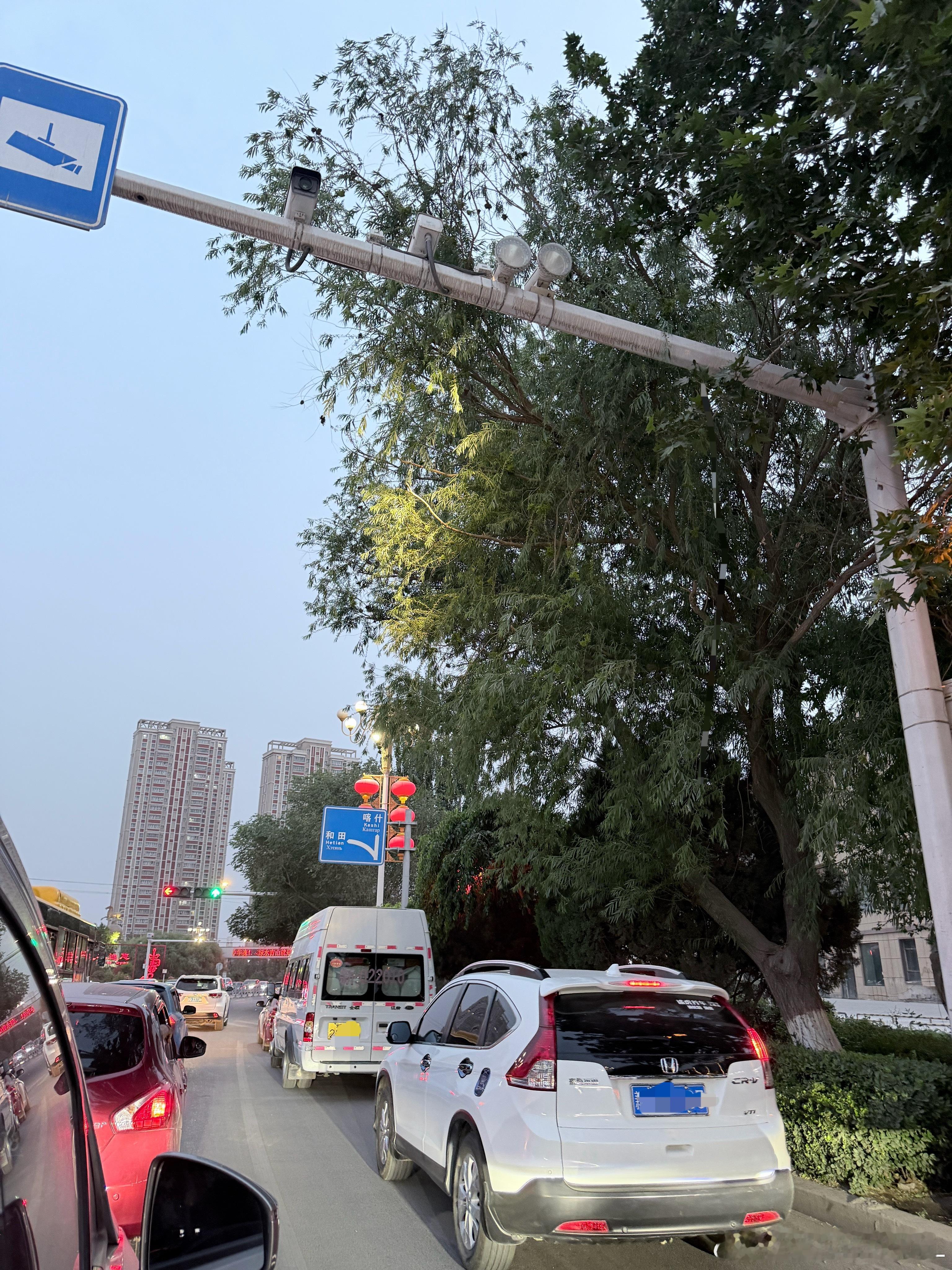 落地喀什，人生第一次见晚上10点多的天还这么亮。问了一下接机师傅，他说他刚吃完晚