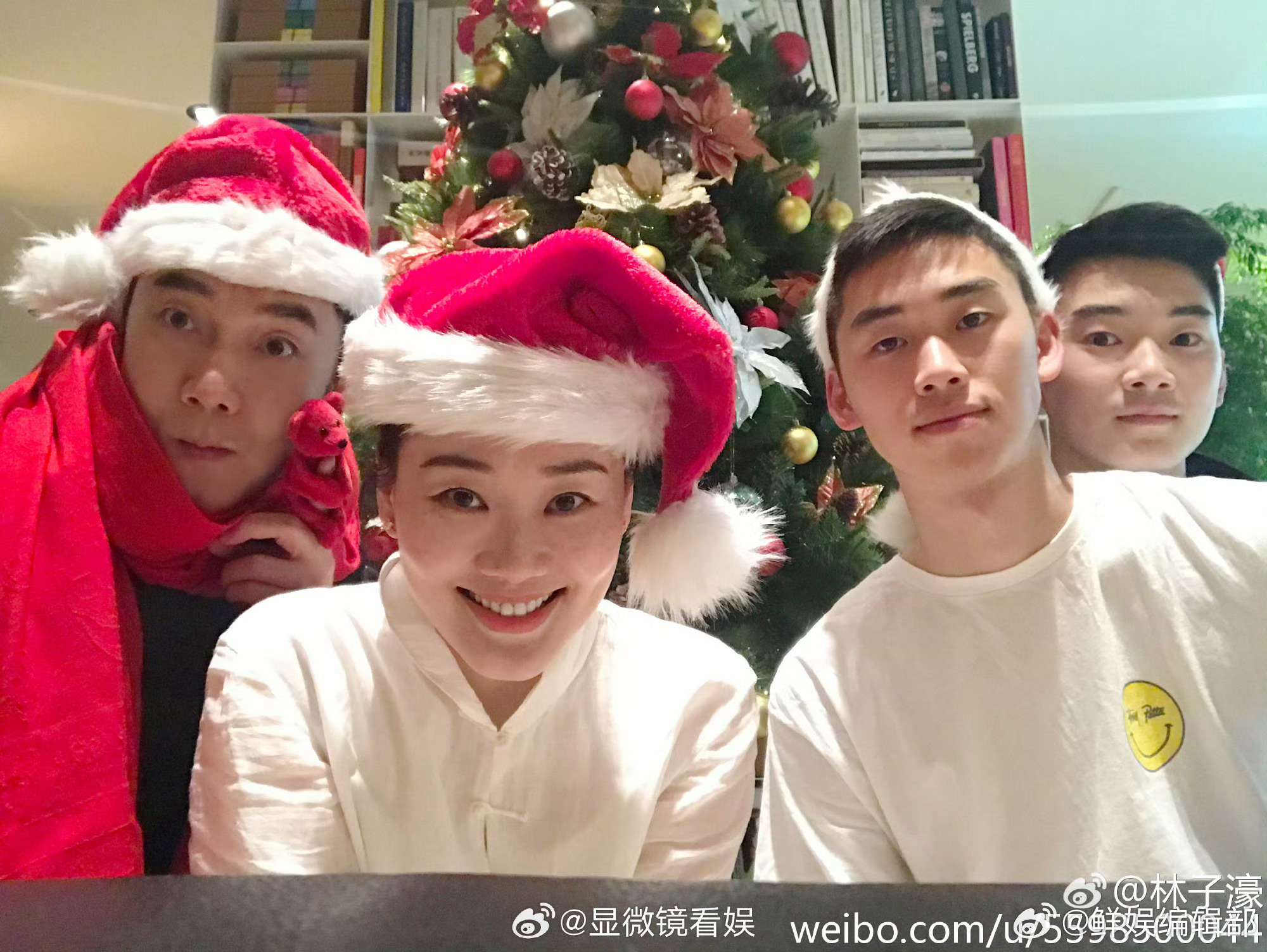 还记得帕森斯毕业的林子濠是林依轮的儿子，合影里林子濠妈妈好有气质，林依轮曾说陈瑜