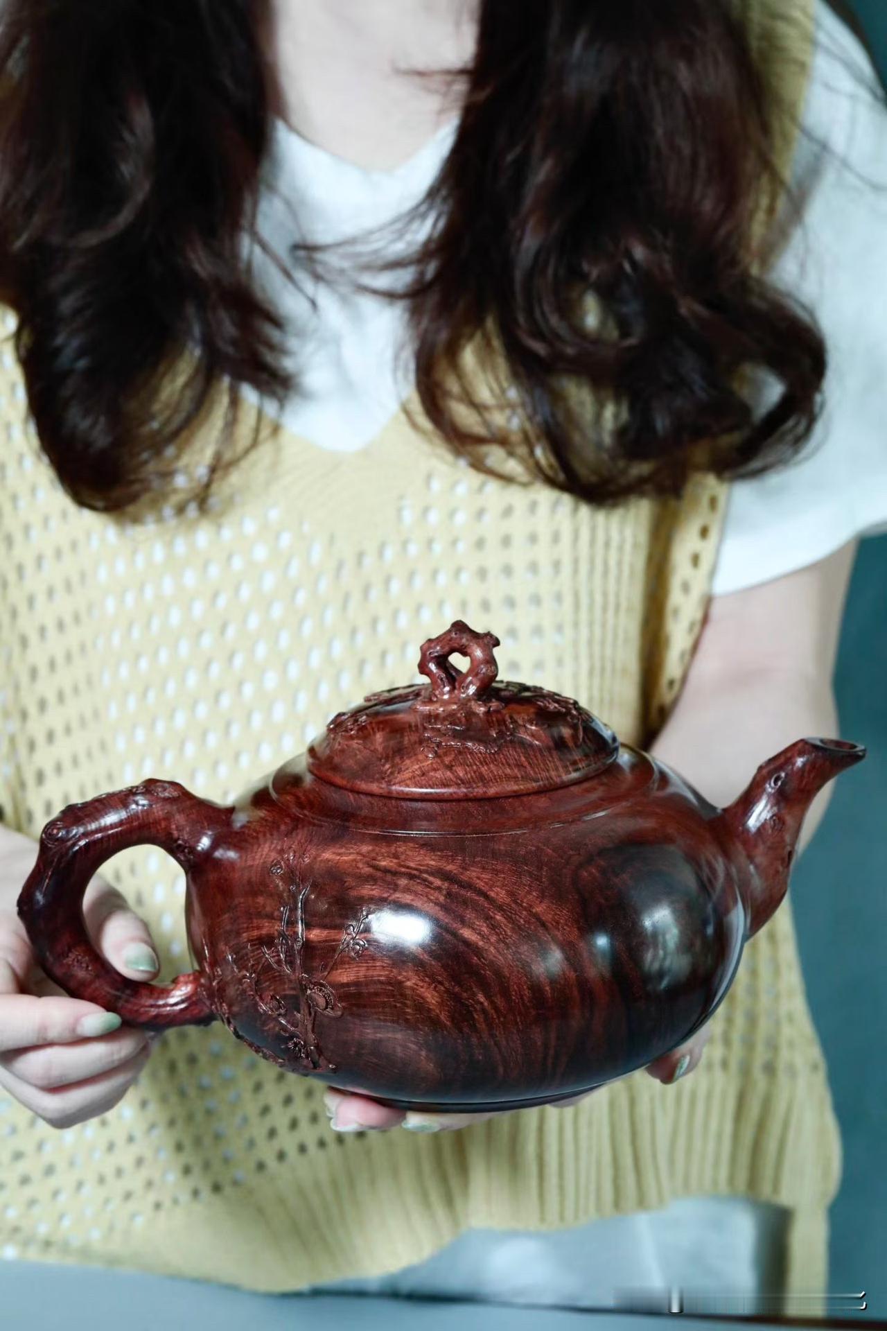 海南黄花梨｜梅花壶

有些器物，一眼看不完。

这把壶，先入眼的是纹——鱼鳞细波