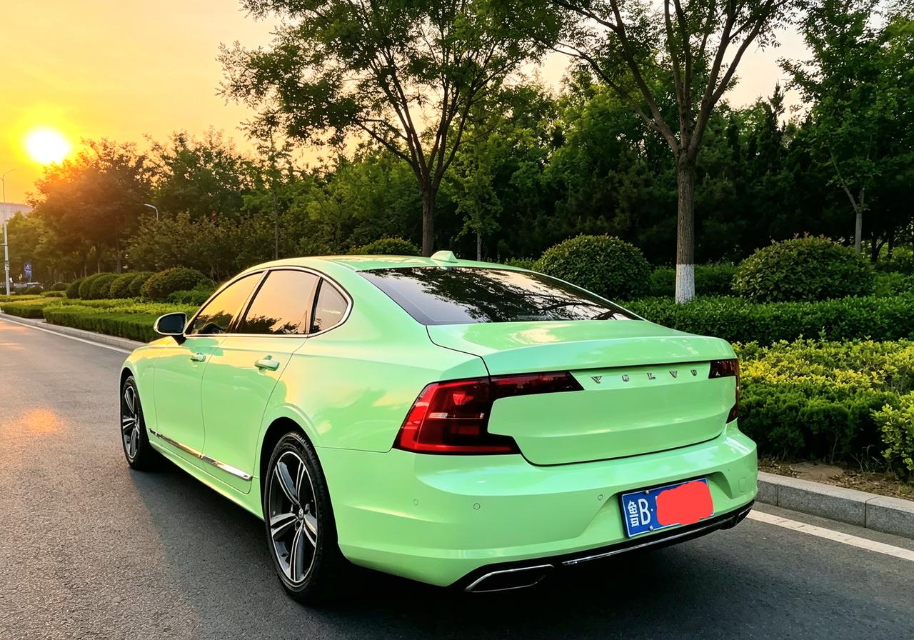 这是一位我的好朋友，也是我群聊里的成员之一。一位青岛的女性朋友的沃尔沃S90智雅
