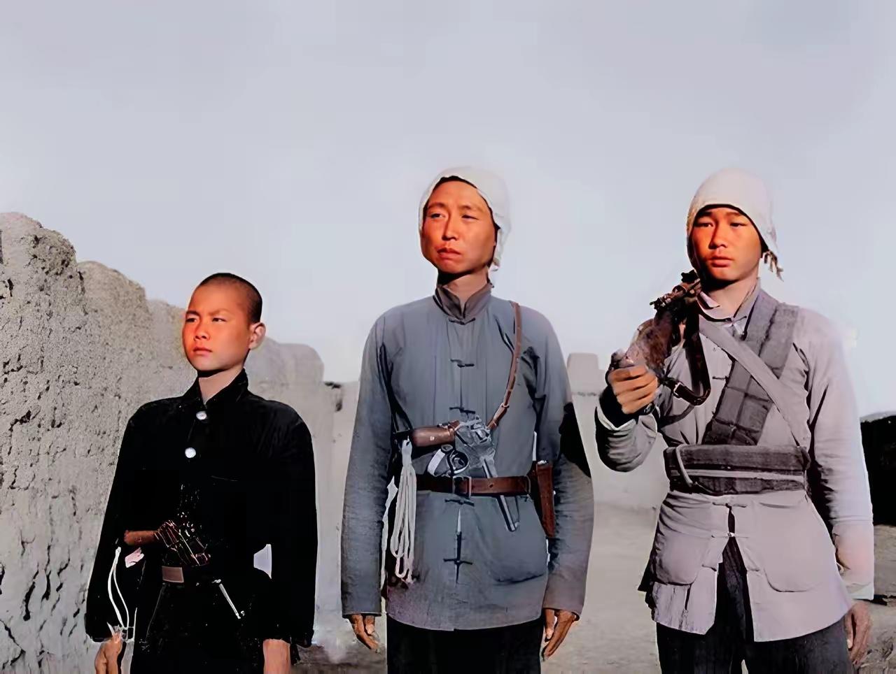 1943年，冀中白洋淀一户人家，父子三人都是游击队员，他们都是神枪手。上阵父子兵